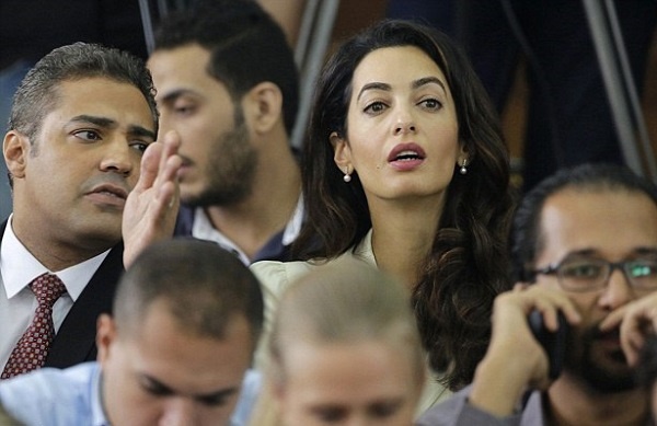 دفاع امل کلونی از روزنامه‌نگاران در قاهره