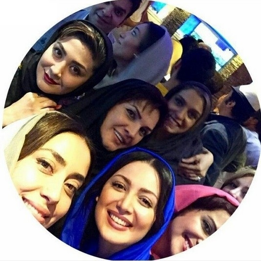 سلفی عجیب بازیگر زن در رستوران