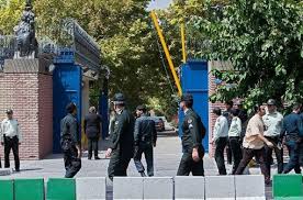برخورد قهری با دانشجویان معترض در مقابل سفارت انگلیس