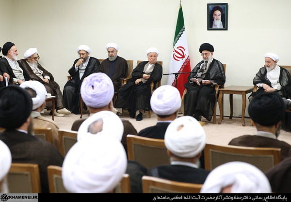 نباید فریب لبخند دشمن یا مساعدت کوتاه‌مدت او را خورد/تحریمهای اقتصادی باید به‌طور کامل لغو شوند