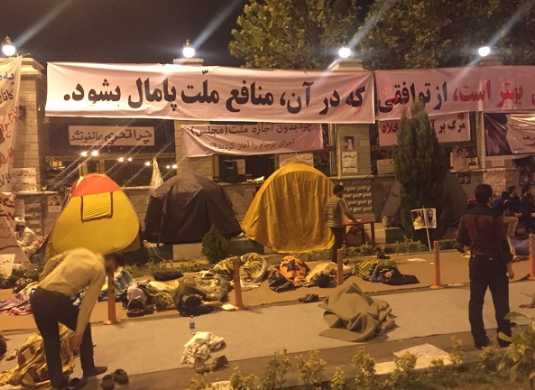 دلواپسان هنوز در مقابل مجلس خوابند! +تصاویر
