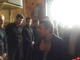 دیالوگ لو رفته میان احمدی‌نژاد و علی پروین در مجلس ختم هادی نوروزی