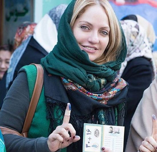 ژست جالب سوپراستارها بعد از رای دادن / گزارش تصویری ژست جالب سوپراستارها بعد از رای دادن / گزارش تصویری