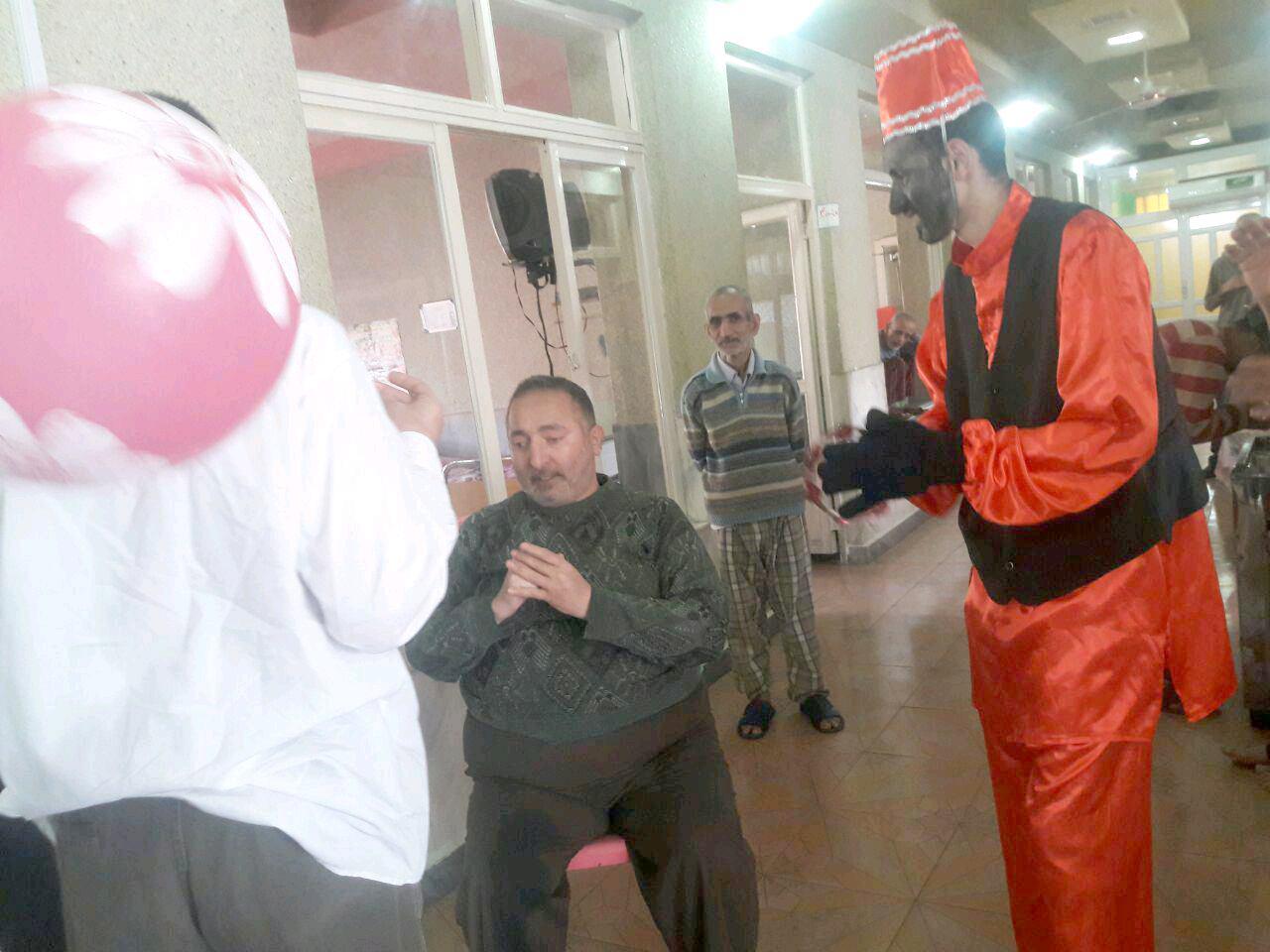 سالمندان گنجینه ها ی با ارزش جامعه ی ما هستند تنهایشان نگذاریم