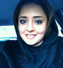 تصویر دیده نشده از نرگس محمدی با ظاهری متفاوت و عینک آفتابی عجیبش +عکس