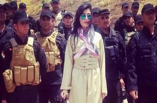 سرباز زن زیبای کرد با کفش پاشنه بلند +عکس