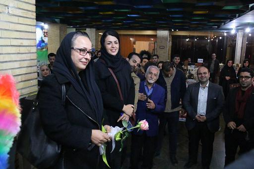 نمایش دو بال قیچی با حضور آزیتا حاجیان در مجتمع خاتم الانبیا اکران شد