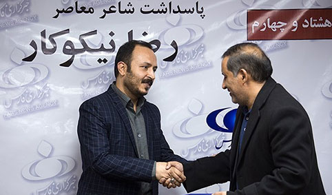 شاعر گیلانی که رهبری وادار شدند کتابش را تا انتها بخوانند