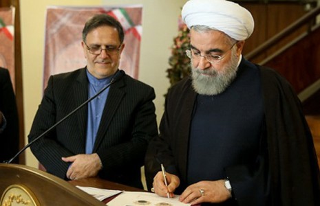 امضای روحانی پای اسکناس ده هزار ریالی جدید نشست