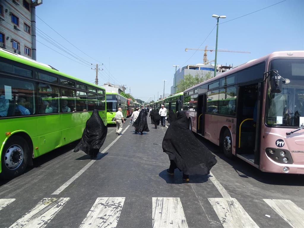 خدمات رسانی اتوبوسرانان به نمازگزاران نماز جمعه رشت به روایت تصویر