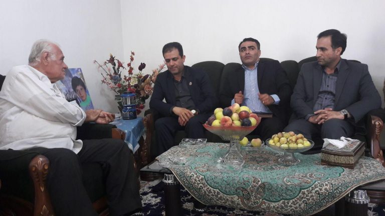 مدیرکل ورزش و جوانان گیلان به دیدار خانواده شهید صادقی رفت!