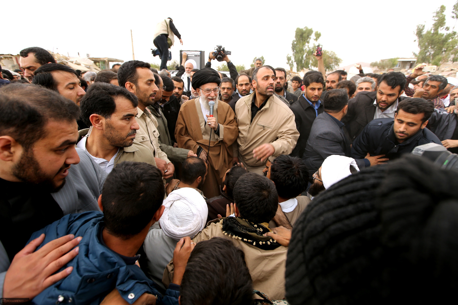 حضور رهبر انقلاب در مناطق زلزله‌زده استان کرمانشاه