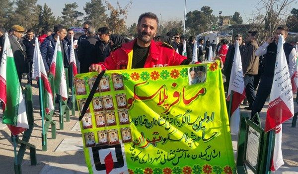آتشنشان گیلانی برای حضور در مراسم شهدای پلاسکو ۴۰۰ کیلومتر پیاده آمد آتشنشان گیلانی برای حضور در مراسم شهدای پلاسکو ۴۰۰ کیلومتر پیاده آمد