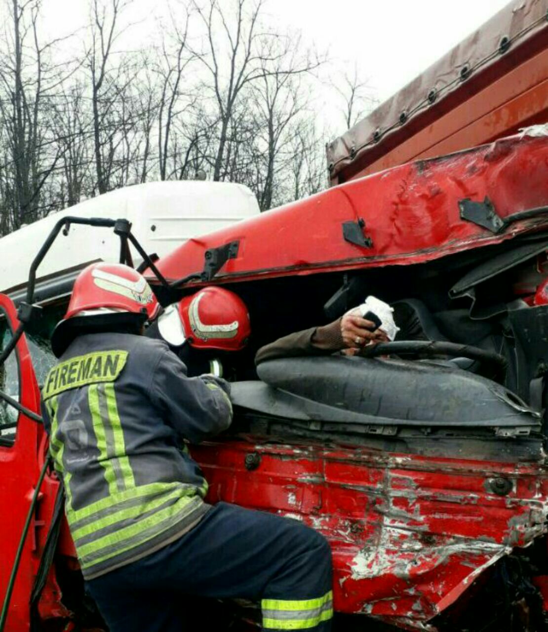 محبوس شدن راننده پس از تصادف دو خودرو در جاده سراوان _ فومن