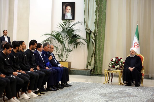 روحانی در دیدار اعضای تیم ملی فوتبال: بازی خوب شما نام ایران را پرافتخارتر میکند روحانی در دیدار اعضای تیم ملی فوتبال: بازی خوب شما نام ایران را پرافتخارتر میکند
