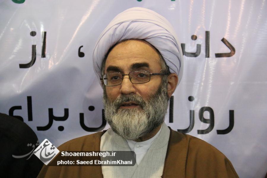 فرهنگ غلط نصب بنر وارد زندگی بعضی از مسئولان شده است