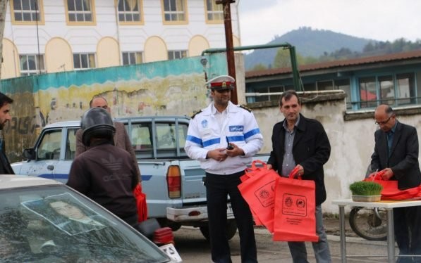 توزیع کیسههای زباله قابل بازیافت توسط شورای شهر و شهرداری سیاهکل + تصاویر توزیع کیسههای زباله قابل بازیافت توسط شورای شهر و شهرداری سیاهکل + تصاویر