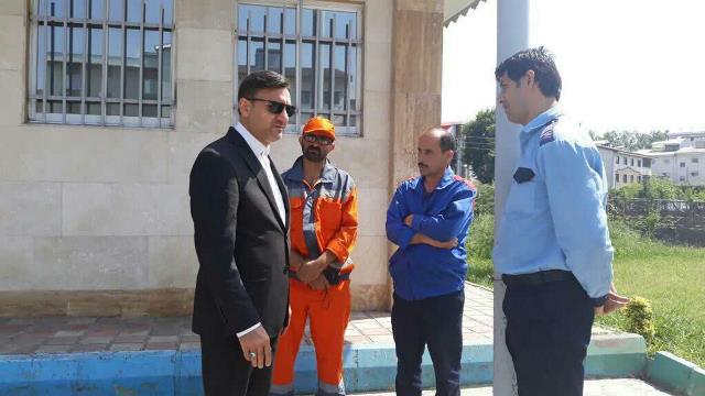 دیدار ناصر حاج محمدی شهردار رشت با کارگران در سطح شهر و بررسی دغدغه های این قشر زحمتکش دیدار ناصر حاج محمدی شهردار رشت با کارگران در سطح شهر و بررسی دغدغه های این قشر زحمتکش