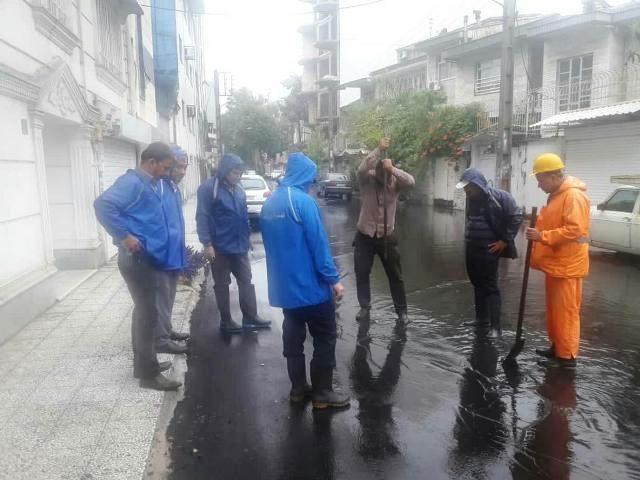گزارش تصویری حضور شهردار در معابر و خیابان های سطح شهر و نظارت بر روند رفع آب گرفتگی ها