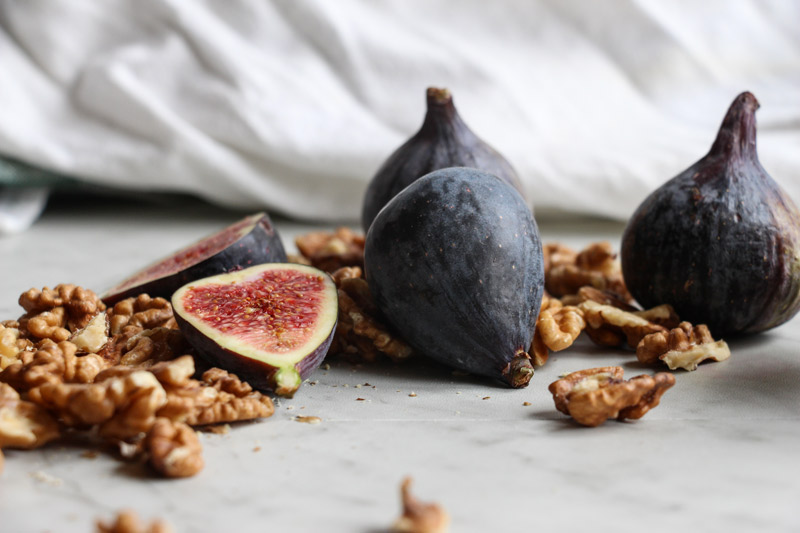 گردو و انجیر موثرترین درمان برای این بیماری رایج گردو و انجیر موثرترین درمان برای این بیماری رایج
