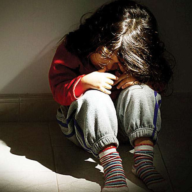 آزار شیطانی دختر ۸ ساله به بهانه شکلات!
