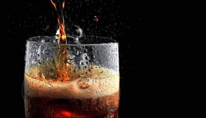 چرا مصرف نوشابه در شب پرضررتر است؟