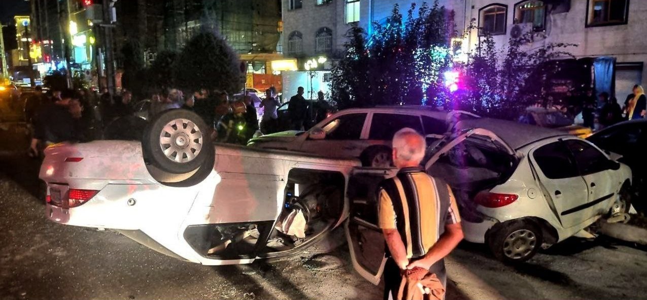 تصادف جرحی سمند با دو خودروی پارک شده در بلوار نماز رشت