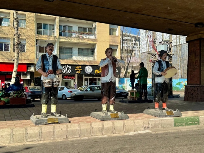 جای خالی تابلوهای راهنما و توضیحات در المان های بومی متناسب با فرهنگ، سنن و مشاغل گیلان در سطح شهر جای خالی تابلوهای راهنما و توضیحات در المان های بومی متناسب با فرهنگ، سنن و مشاغل گیلان در سطح شهر
