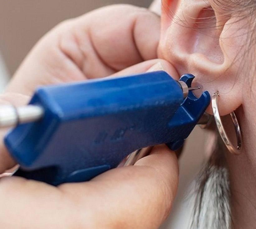 عوارض خطرناک پیرسینگ و سوراخ کردن گوش در آرایشگاه ها