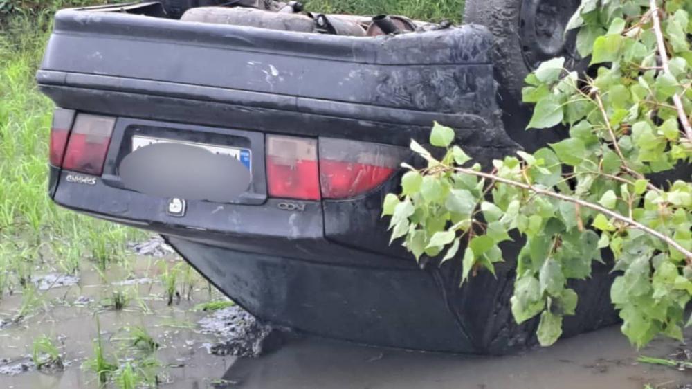 سقوط خودروی سواری به داخل شالیزار در رشت