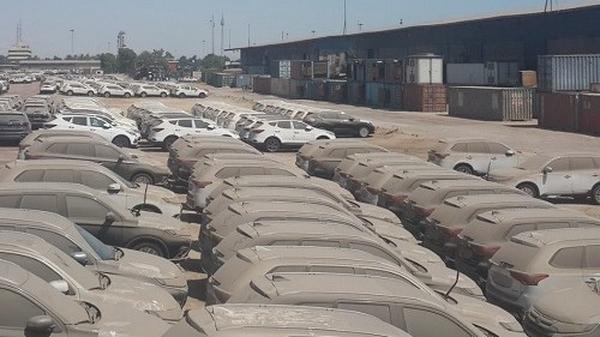 نصف خودروهای وارداتی در گمرک خاک می خورند