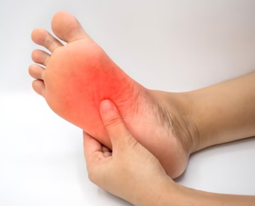 علت داغ شدن کف پا در شب‌